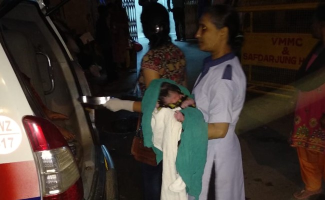 दिल्ली पुलिस की पीसीआर में महिला ने दिया बच्ची को जन्म