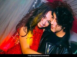 मिस्ट्री गर्ल के साथ नजर आए आर्यन खान, इंटरनेट पर वायरल हुई Photo मिस्ट्री गर्ल के साथ नजर आए आर्यन खान, इंटरनेट पर वायरल हुई Photo