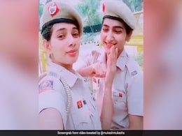 दिल्ली की दो महिला पुलिसकर्मी ने ड्यूटी के दौरान बनाया TikTok वीडियो, 'बटुआ सा मुंह...' गाने पर किया डांस दिल्ली की दो महिला पुलिसकर्मी ने ड्यूटी के दौरान बनाया TikTok वीडियो, 'बटुआ सा मुंह...' गाने पर किया डांस