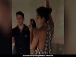 Priyanka Chopra And Nick Jonas Singing Sucker Together On Karaoke Night Are Couple Goals Priyanka Chopra And Nick Jonas Singing Sucker Together On Karaoke Night Are Couple Goals