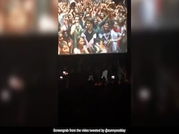 Super 30: ऋतिक रोशन की फिल्म 'सुपर 30' का फैंस पर चढ़ा क्रेज, सिनेमा हॉल में ही करने लगे डांस...देखें Video Super 30: ऋतिक रोशन की फिल्म 'सुपर 30' का फैंस पर चढ़ा क्रेज, सिनेमा हॉल में ही करने लगे डांस...देखें Video
