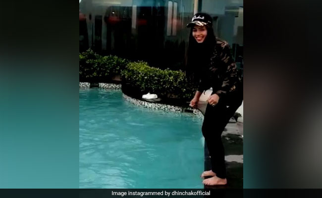 ढिंचैक पूजा पूल में यूं मस्ती करती आईं नजर, वीडियो हुआ वायरल