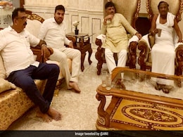 कर्नाटक संकट: डीके शिवकुमार की मेहनत रंग लाई, बागी विधायक एमटीबी नागराज ने दिया कांग्रेस से अलग ना होने का आश्वासन कर्नाटक संकट: डीके शिवकुमार की मेहनत रंग लाई, बागी विधायक एमटीबी नागराज ने दिया कांग्रेस से अलग ना होने का आश्वासन