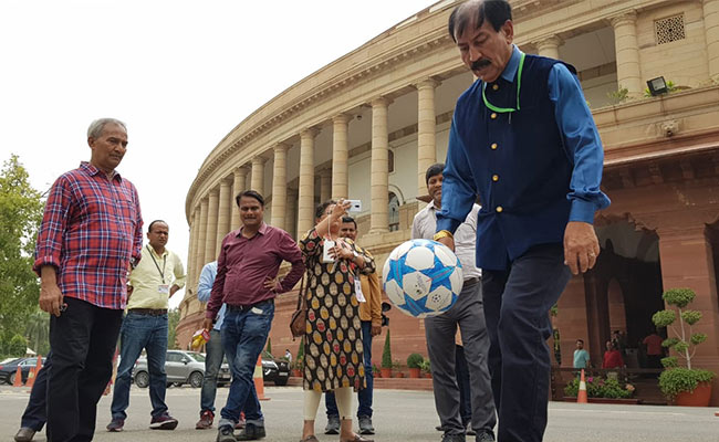 ...जब संसद भवन परिसर में फुटबॉल खेलने लगे टीएमसी सांसद, मिला इनका साथ