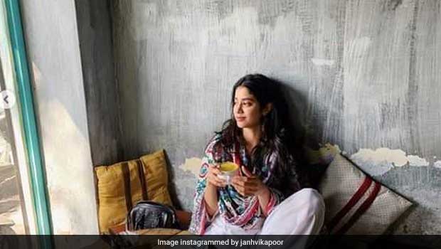Janhvi Kapoor In Agra: 'Roohi Afza' Actor Says This Place Has Best Banana Lassi Ever (See Pics)