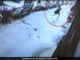 सड़क पर चल रही थी महिला और अचानक गिर गई दीवार, CCTV में कैद हुआ हादसा सड़क पर चल रही थी महिला और अचानक गिर गई दीवार, CCTV में कैद हुआ हादसा
