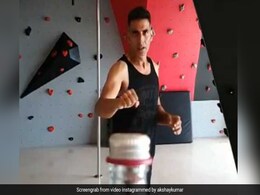 बॉलीवुड एक्टर अक्षय कुमार ने मारी ऐसी किक, बोतल नहीं उड़ा सिर्फ ढक्कन- देखें Video बॉलीवुड एक्टर अक्षय कुमार ने मारी ऐसी किक, बोतल नहीं उड़ा सिर्फ ढक्कन- देखें Video