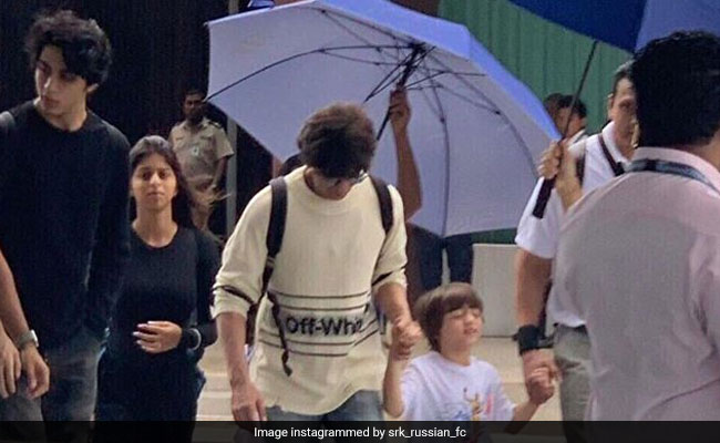 Shah Rukh Khan Arrives In Maldives With Kids Aryan, Suhana And AbRam Ahead Of <i>The Lion King</i> Release