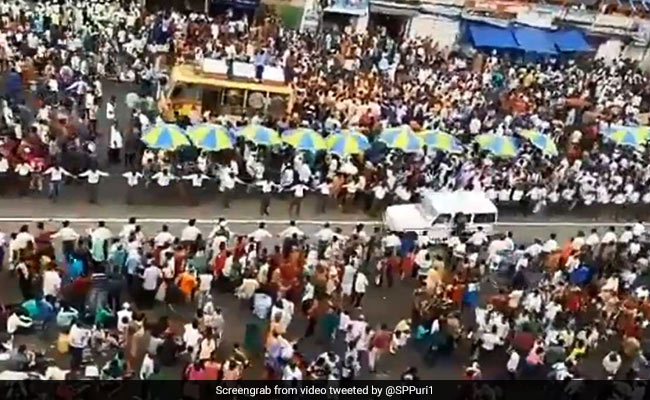 Incredible Video Shows Puri Rath Yatra Procession Make Way For Ambulance