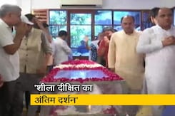 शीला दीक्षित के अंतिम दर्शन के लिए उनके घर पर जमा हुए लोग शीला दीक्षित के अंतिम दर्शन के लिए उनके घर पर जमा हुए लोग