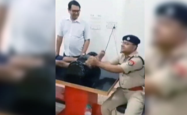 कांवड़िये का पैर दबाते दिखे शामली के एसपी अजय कुमार, देखें- VIDEO