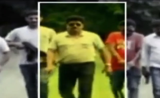 बस्ती पुलिस का 'सिंघम स्टाइल', हाथों में ऑटोमेटिक हथियार लेकर ऐसे निकले जैसे...देखें- VIDEO