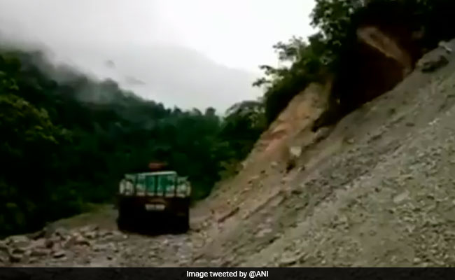 जब ट्रक पर गिरा पहाड़ का एक हिस्सा, कैमरे में कैद हुई पूरी घटना, देखें VIDEO