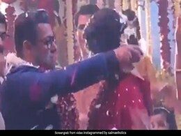 सलमान खान ने रचाई शादी! इस बॉलीवुड एक्ट्रेस को पहनाई वरमाला, Video देख आप भी खुशी से नाच उठेंगे सलमान खान ने रचाई शादी! इस बॉलीवुड एक्ट्रेस को पहनाई वरमाला, Video देख आप भी खुशी से नाच उठेंगे