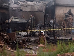 पाकिस्तान: रावलपिंडी में सेना का विमान हुआ दुर्घटनाग्रस्त, 17 लोगों की मौत पाकिस्तान: रावलपिंडी में सेना का विमान हुआ दुर्घटनाग्रस्त, 17 लोगों की मौत