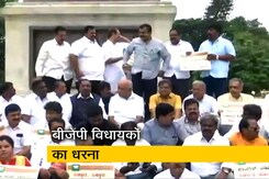 कर्नाटक: बागी विधायकों का इस्तीफा मंजूर होने में देरी पर बीजेपी का विरोध प्रदर्शन कर्नाटक: बागी विधायकों का इस्तीफा मंजूर होने में देरी पर बीजेपी का विरोध प्रदर्शन