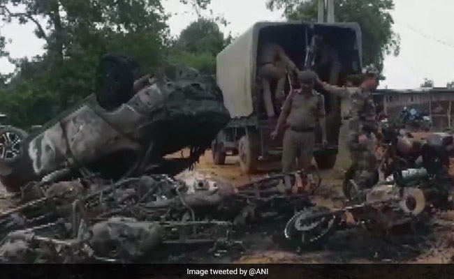 बीजेपी युवा मोर्चा के सदस्यों की एक कार और 20 बाइकों में लगी आग, इस पार्टी पर लगे आरोप