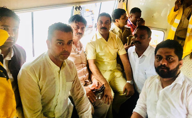 Karnataka Drama Outside Mumbai Hotel, Congress Leaders Detained