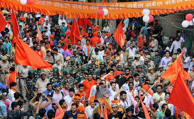 दिल्ली: हौजकाजी इलाके में शोभा यात्रा के दौरान बीजेपी सांसद हंसराज हंस का आईफोन एक्स चोरी