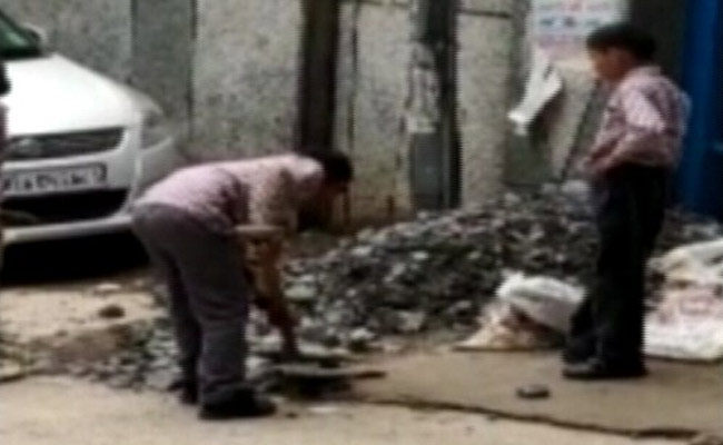 दिल्ली के स्कूल में बच्चों से मजदूरों की तरह काम करवाने का VIDEO वायरल, AAP ने की यह मांग