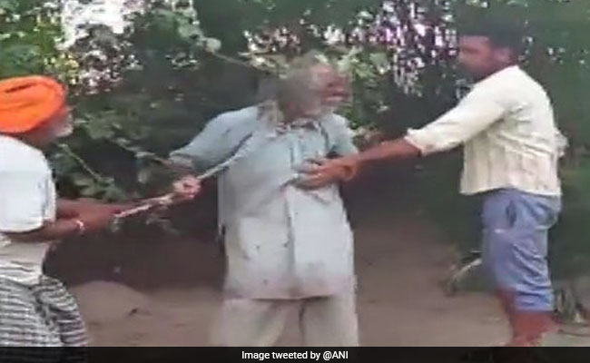 शख्स ने की बिजली चोरी करने की शिकायत तो 5 लोगों ने बांधकर पीटा
