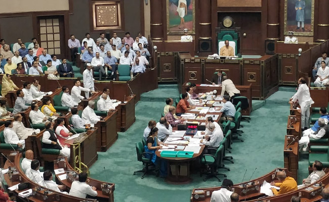 मध्यप्रदेश के विधायकों को लैपटॉप के बाद क्षेत्र में बंगला, दो सहायक और हाईटेक फोन भी चाहिए!