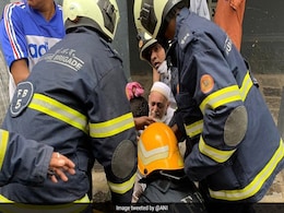 मुंबई: ताज होटल के पास बिल्डिंग में आग लगने से एक व्यक्ति की मौत, 14 को बचाया गया मुंबई: ताज होटल के पास बिल्डिंग में आग लगने से एक व्यक्ति की मौत, 14 को बचाया गया