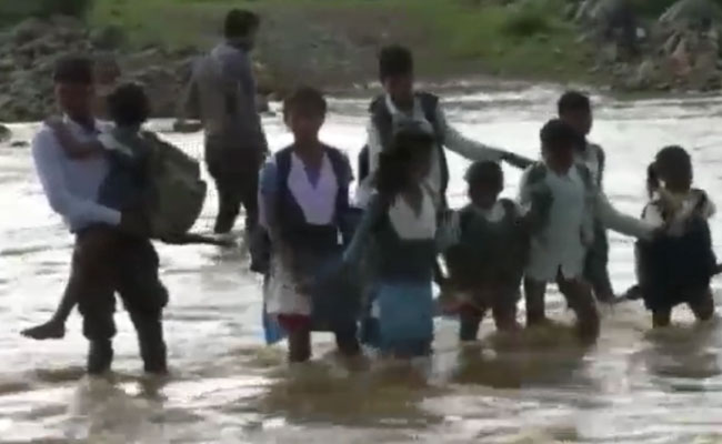 मध्य प्रदेश कैबिनेट मंत्री ओमकार मरकाम के गृह जिले डिंडोरी में इन मासूमों को पढ़ाई के लिए पार करनी पड़ती है उफनती नदी
