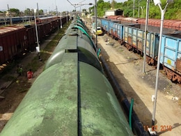 पानी की कमी से जूझ रहे चेन्नई को आज मिलेगी राहत, पानी लेकर पहुंचेंगी 50 वैगन ट्रेन पानी की कमी से जूझ रहे चेन्नई को आज मिलेगी राहत, पानी लेकर पहुंचेंगी 50 वैगन ट्रेन