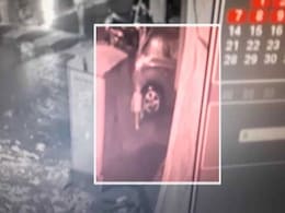 मुंबई: घर से निकलते ही अचानक गटर में गिर गया 2 साल का मासूम, देखें- VIDEO मुंबई: घर से निकलते ही अचानक गटर में गिर गया 2 साल का मासूम, देखें- VIDEO