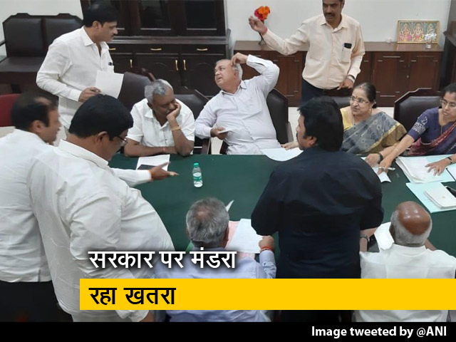 कर्नाटक सरकार पर गहराया संकट, 11 विधायकों ने दिया इस्तीफा