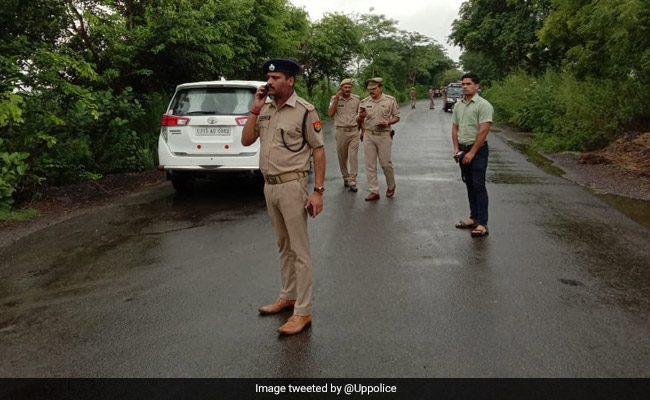ग्रेटर नोएडा में चीनी मोबाइल कंपनी के गेट पर हिंदू रक्षा दल ने किया प्रदर्शन, केस दर्ज