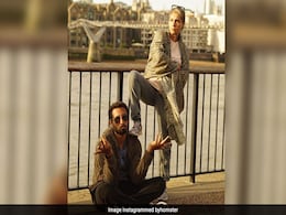 डिंपल कपाड़िया ने 'अंग्रेजी मीडियम' के डायरेक्टर के कंधे पर रखा पांव तो ट्विंकल खन्ना का यूं आया रिएक्शन डिंपल कपाड़िया ने 'अंग्रेजी मीडियम' के डायरेक्टर के कंधे पर रखा पांव तो ट्विंकल खन्ना का यूं आया रिएक्शन