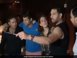 युवराज सिंह की पार्टी में फुल मस्ती में नजर आए आशीष नेहरा, पति-पत्नी को लेकर कही ये बात- देखें Video युवराज सिंह की पार्टी में फुल मस्ती में नजर आए आशीष नेहरा, पति-पत्नी को लेकर कही ये बात- देखें Video