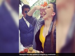 Video: बॉलीवुड एक्ट्रेस ने खाए गोल-गप्पे, बोलीं- भैया थोड़ा स्पाइसी बनाओ... Video: बॉलीवुड एक्ट्रेस ने खाए गोल-गप्पे, बोलीं- भैया थोड़ा स्पाइसी बनाओ...