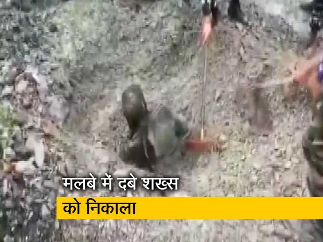 हाइवे पर मलबे में फंसे शख्स को CRPF ने निकाला