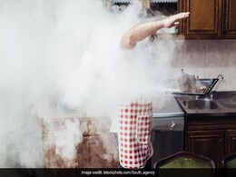 पूड़ी देने में देरी करने पर भड़का शख्स तो रसोइए ने फेंका कड़ाही का खौलता हुआ तेल पूड़ी देने में देरी करने पर भड़का शख्स तो रसोइए ने फेंका कड़ाही का खौलता हुआ तेल