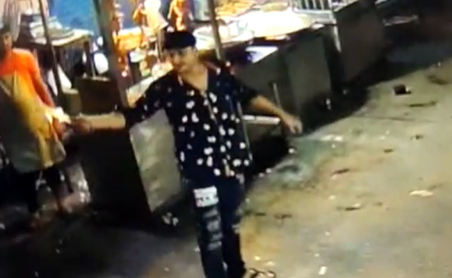 मीट काटने वाला चाकू लेकर किया हंगामा और तोड़फोड़, आरोपी फरार