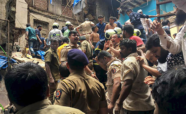 Human Chain To Remove Debris In Search For Survivors In Mumbai's Dongri