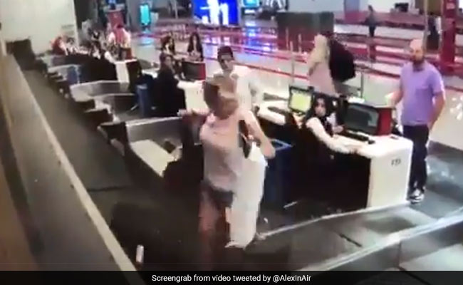 पहली बार फ्लाइट से जा रही थी महिला, प्लेन में जाने के लिए किया कुछ ऐसा, Video देख लोग बोले - BAN करो इसे