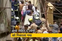 मुंबई के डोंगरी इलाके में इमारत ढही, एक बच्चे सहित पांच लोगों को निकाला गया मुंबई के डोंगरी इलाके में इमारत ढही, एक बच्चे सहित पांच लोगों को निकाला गया