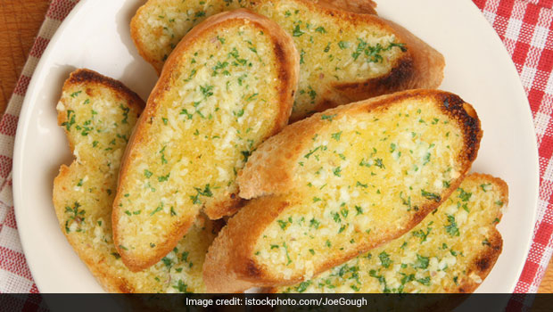 Viral: Clever Hack Of Making Garlic Bread Without Wasting Time And Food Is Winning The Internet