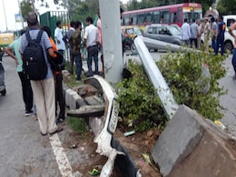दिल्ली : खंभे से टकराई तेज रफ्तार होंडा सिटी कार, दो की मौत, दुर्घटना CCTV में कैद... दिल्ली : खंभे से टकराई तेज रफ्तार होंडा सिटी कार, दो की मौत, दुर्घटना CCTV में कैद...