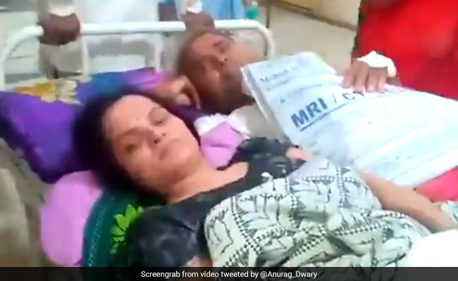 शर्मनाक! सरकारी अस्पताल में एक ही बेड पर महिला और पुरुष दोनों को लिटाया, Video हुआ वायरल