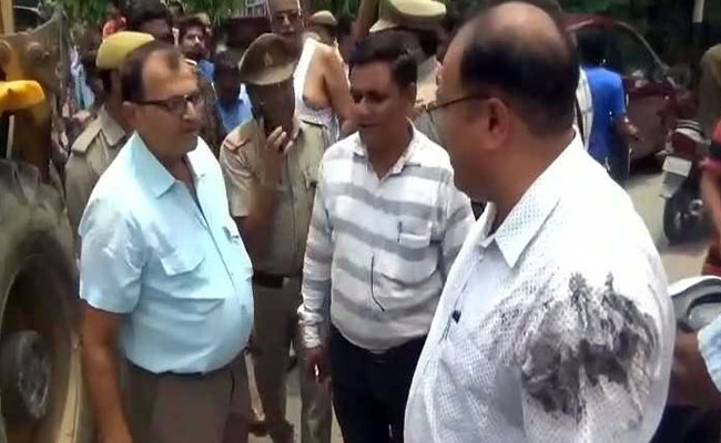 Man Throws Drain Water On Civic Body Official During Demolition Drive In UP