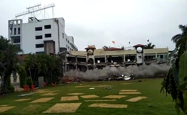 विस्फोट हुआ और धूल में बदल गया करोड़ों की लागत से बना आलीशान होटल, देखें - VIDEO