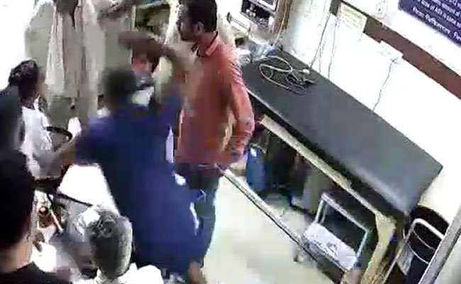 मध्य प्रदेश: घायल मरीज के परिजनों ने पुलिस की मौजूदगी में की डॉक्टर की पिटाई, देखें Video