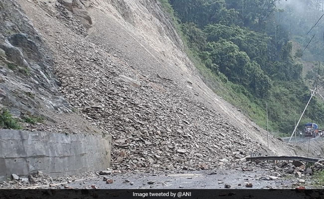 जम्मू-श्रीनगर राजमार्ग पर यातायात बहाल करने के प्रयास जारी, बर्फबारी के आसार