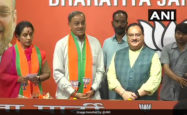 कांग्रेस छोड़ने के एक दिन बाद ही पत्नी संग BJP में शामिल हुए पूर्व राज्यसभा सांसद संजय सिंह कांग्रेस छोड़ने के एक दिन बाद ही पत्नी संग BJP में शामिल हुए पूर्व राज्यसभा सांसद संजय सिंह