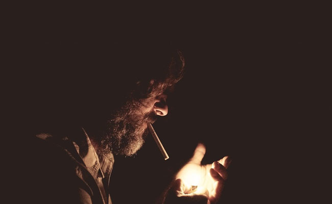 अपने कमरे में सिगरेट पीते हुए सो गया ये शख्स, आंख खुलते ही उड़े होश और फिर...